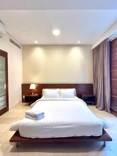 a bedroom with a large bed with white sheets at Park view Avalon Apartment District 1 HCM City in Ho Chi Minh City