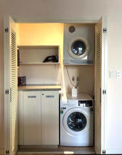 a laundry room with a washer and a washing machine at Park view Avalon Apartment District 1 HCM City in Ho Chi Minh City