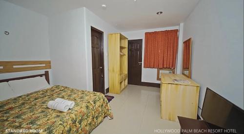 Postel nebo postele na pokoji v ubytování Hollywood Palm Beach Hotel