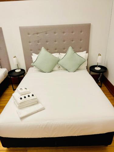 Postel nebo postele na pokoji v ubytování Guildford Hotel