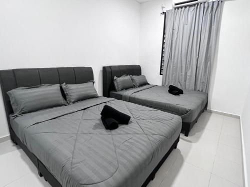 Postel nebo postele na pokoji v ubytování Senai 14pax The Joyous Home Pooltable nr Airport JPO by Ourstay