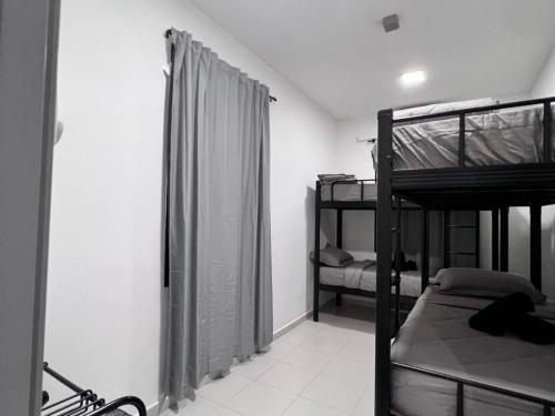 Postel nebo postele na pokoji v ubytování Senai 14pax The Joyous Home Pooltable nr Airport JPO by Ourstay