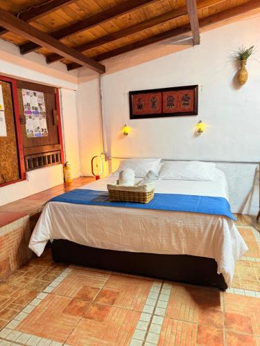 a bedroom with a large bed in a room at Cabaña & glamping para grupos de 4 a 6 personas, cerca al parque y con avistamiento de aves in Jardin