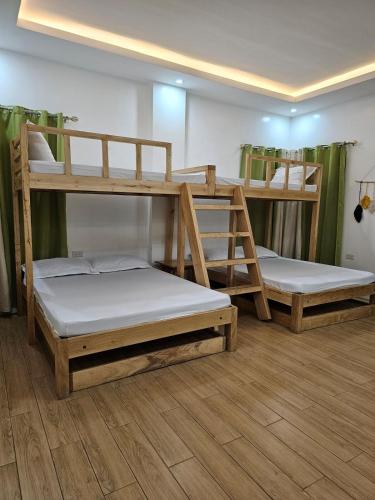 a room with two bunk beds in a room at Casa Amoris Uno in Los Baños
