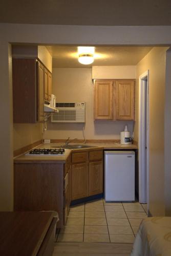Kuchyň nebo kuchyňský kout v ubytování Juniper Motel Madras