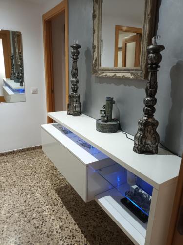 a bathroom with a white dresser with a mirror at Piso amplio de 3 habitaciones, 2 baños, ascensor y parking in Burriana