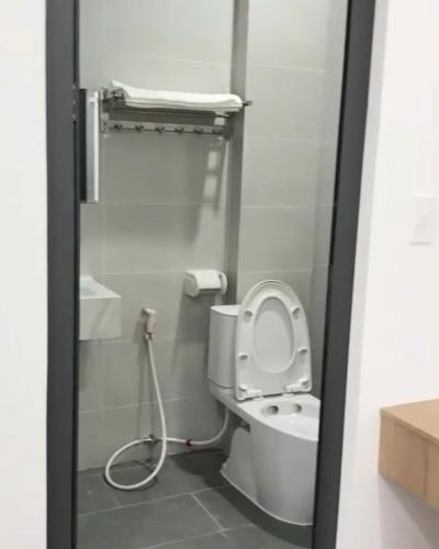 a bathroom with a toilet with the lid up at Thu Trang DeLaSea Hà Tiên Motel in Ha Tien