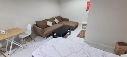 a living room with a couch and a table at ayser 2 in Qabāʼ