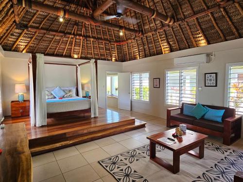 una stanza con un letto, un divano e un tavolo di Blue Lagoon Beach Resort a Nacula Island