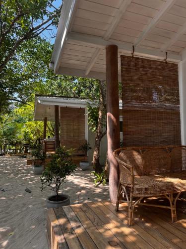 una veranda con sedia su una terrazza in legno di Palm Beach Kamburugamuwa a Kamburugamuwa