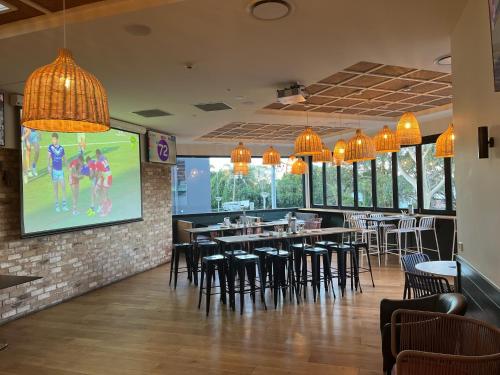 Un restaurante u otro lugar para comer en General Roberts Hotel