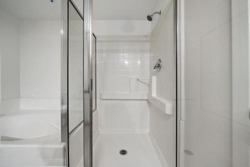 Ένα μπάνιο στο Location Walk to the beach Chic Condo!