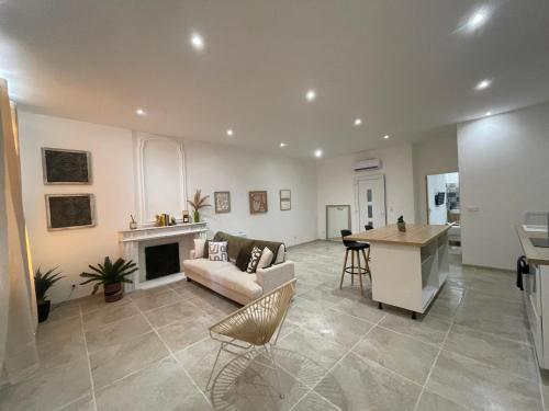 un salon avec un canapé et une cheminée dans l'établissement O Portes des HALLES, à Cavaillon