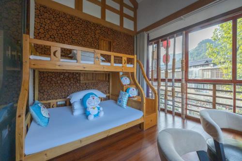 a bunk bed room with two bunk beds at 云海酒店 in Zhangjiajie