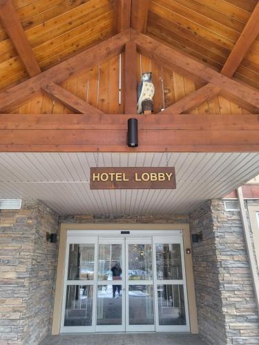 Ein Zertifikat, Auszeichnung, Logo oder anderes Dokument, das in der Unterkunft Falcon Crest Canmore Banff ausgestellt ist