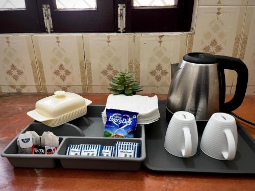 Příslušenství pro přípravu čaje a kávy v ubytování Veena Villa Luxury Suite Ayodhya - 2km from Ram Mandir