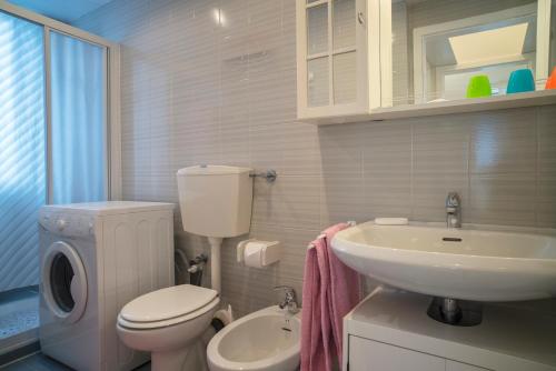 uma casa de banho com um WC branco e um lavatório. em Casa Bianca em Riva del Garda