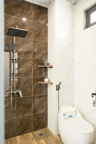 a bathroom with a toilet and a shower at Hồng Hải Hotel in Pleiku