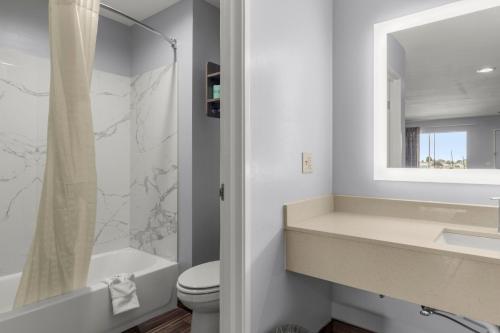 Koupelna v ubytování Express Inn & Suites Westwego