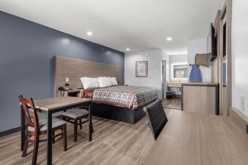 Kuchyň nebo kuchyňský kout v ubytování Express Inn & Suites Westwego