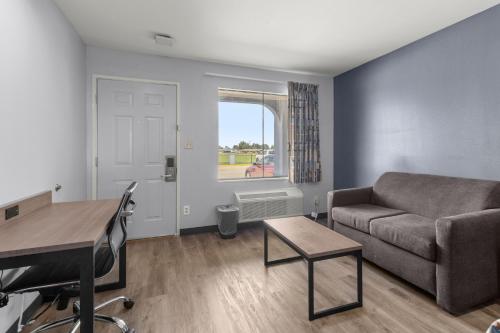 Posezení v ubytování Express Inn & Suites Westwego