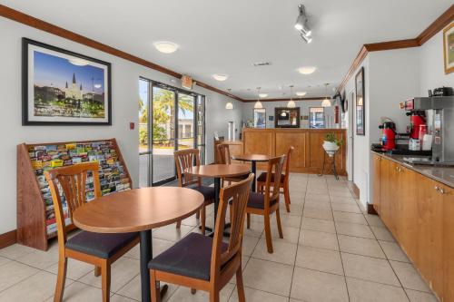 Kuchyň nebo kuchyňský kout v ubytování Express Inn & Suites Westwego