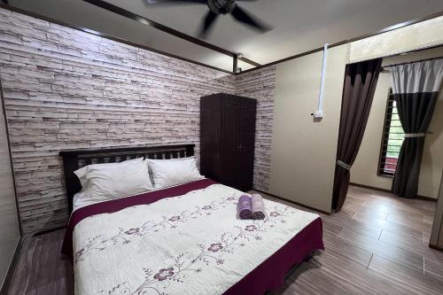 Ένα ή περισσότερα κρεβάτια σε δωμάτιο στο Nurbayu Chalet, Kemaman