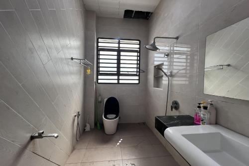 Ένα μπάνιο στο Nurbayu Chalet, Kemaman