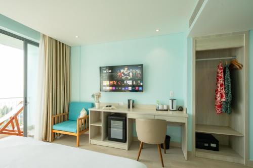 Телевизор и/или развлекательный центр в HAYA Sea View Hotel Phu Quoc