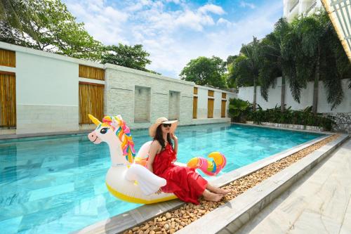 Бассейн в HAYA Sea View Hotel Phu Quoc или поблизости