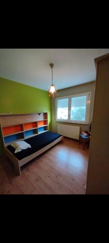 une chambre avec un lit et un mur végétal dans l'établissement Maison Chaleureuse, à Illkirch-Graffenstaden