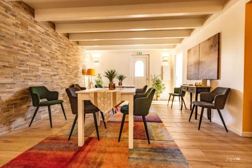 une salle à manger avec une table et des chaises dans l'établissement La Plordonnière, à Mornac-sur-Seudre
