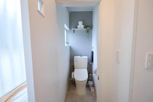 a bathroom with a toilet in a small room at Chez Wataamé99 in Chosei