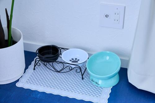 a table with a dog bowl and a pot on it at Chez Wataamé99 in Chosei