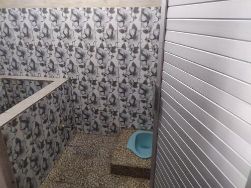 W pokoju znajduje się łazienka z niebieską toaletą. w obiekcie Jack's House w mieście Amor Amor
