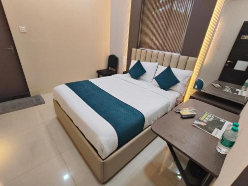 Una cama o camas en una habitación de Hotel Triton Sion - Near US Embassy - Hotel Near BKC