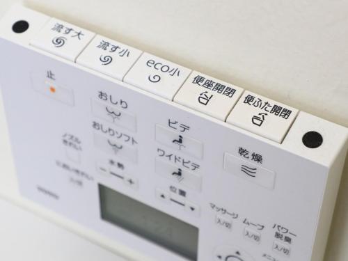 a microwave with chinese writing on the side of it at 民宿東海 in Makinohara