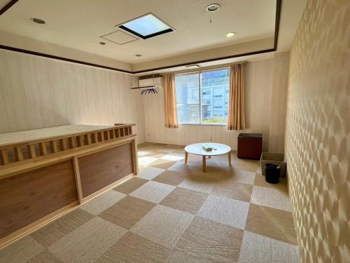 湯沢町にあるYuzawa house 2 - Vacation STAY 39908vのベンチ、テーブル、窓が備わる客室です。