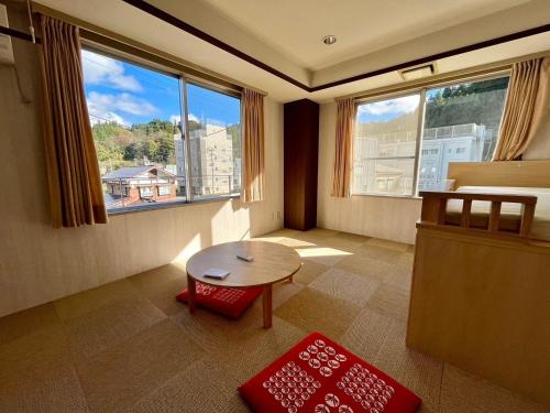湯沢町にあるYuzawa house 2 - Vacation STAY 39908vのテーブルと大きな窓のある部屋