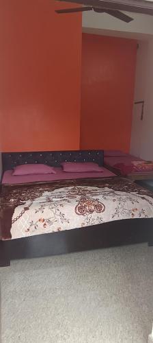 a bed in a room with a black bed frame at Shri Raameshvaram vidya vila in Ayodhya