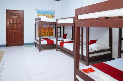 Postel nebo postele na pokoji v ubytování RedDoorz at St Anthony Beach Resort