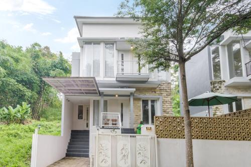 Fotografie z fotogalerie ubytování Calma Edelweiss Villa Lawang Malang v destinaci Malang