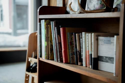 Perpustakaan di vila ini