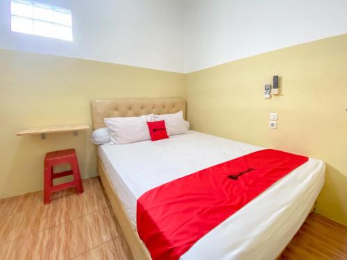 Postel nebo postele na pokoji v ubytování RedDoorz near Exit Tol Paiton