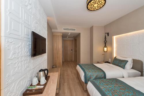 Katil atau katil-katil dalam bilik di Aybar Hotel & Spa