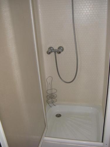 une douche avec pommeau de douche dans une salle de bain dans l'établissement Le Marverand, à Saint-Julien