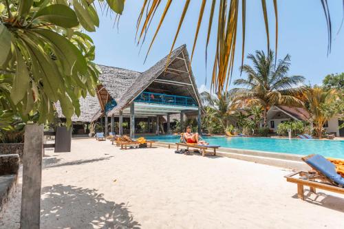 สระว่ายน้ำที่อยู่ใกล้ ๆ หรือใน Fun Beach Hotel