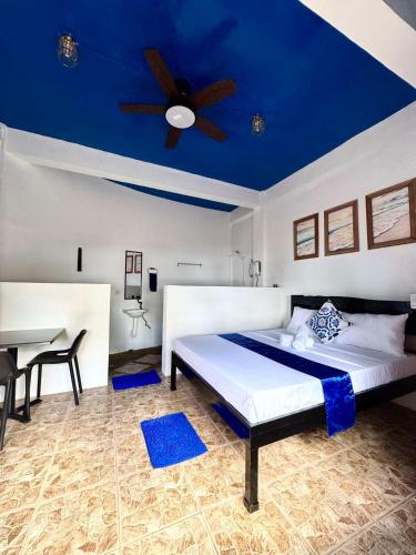 Ένα ή περισσότερα κρεβάτια σε δωμάτιο στο Stone Manor Inn