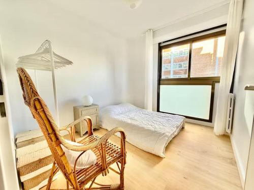 une chambre avec un lit, une chaise et une fenêtre dans l'établissement Darius by Yumē, à Toulouse