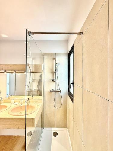 une salle de bain avec deux lavabos et une douche dans l'établissement Darius by Yumē, à Toulouse